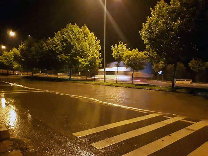 Sağanak yağış yolları göle çevirdi