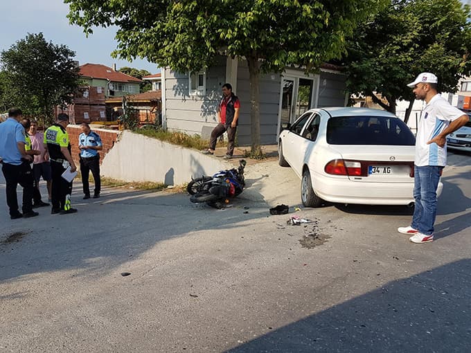 Motosikletle otomobil çarpıştı