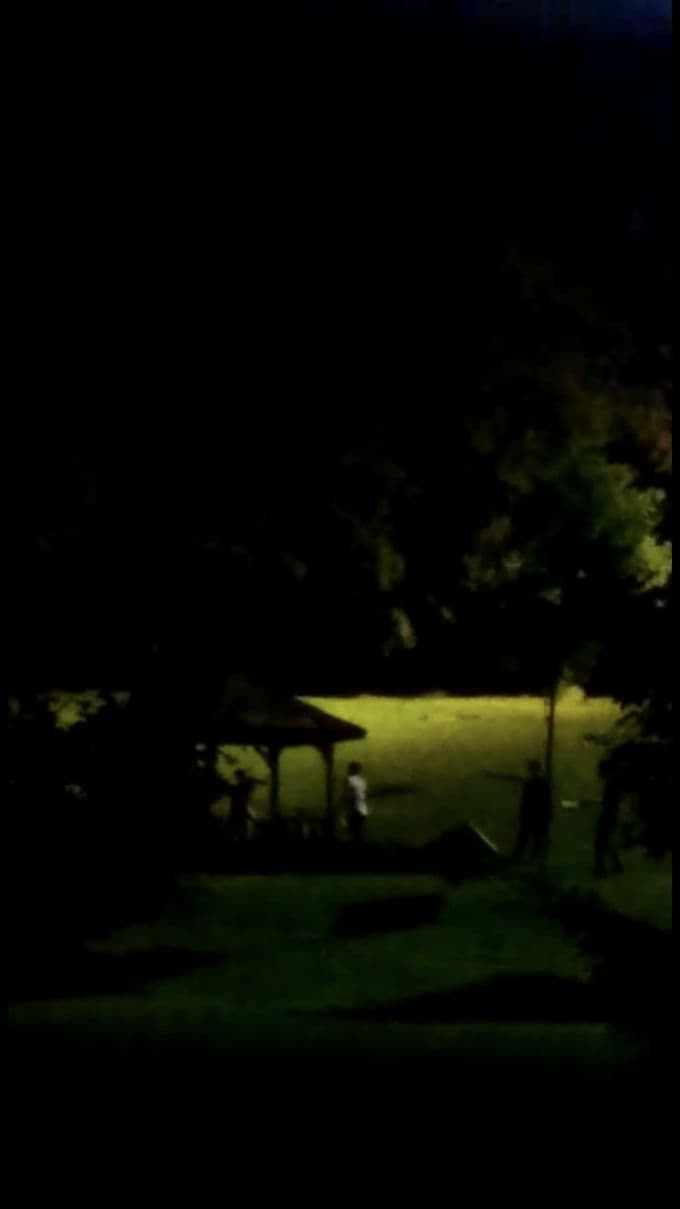 Gece gittikleri park alanını darmadağın ettiler
