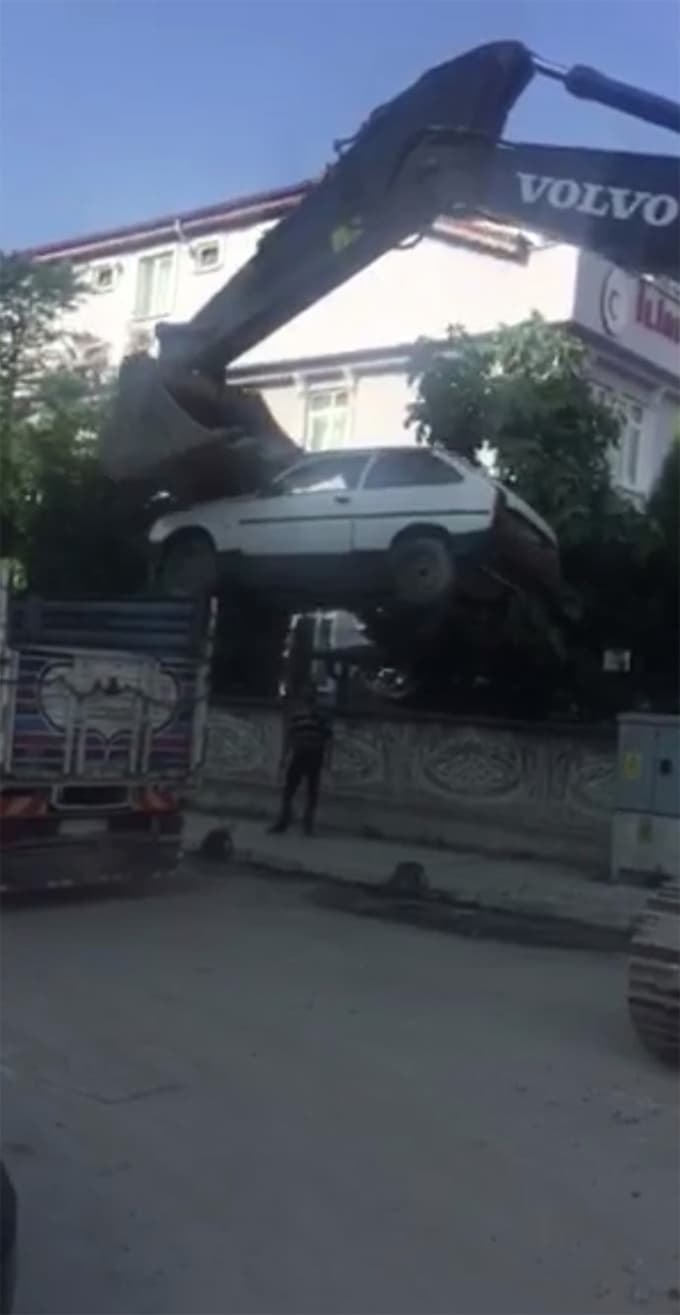 Otomobili kepçeyle kamyonetin kasasına yükledi