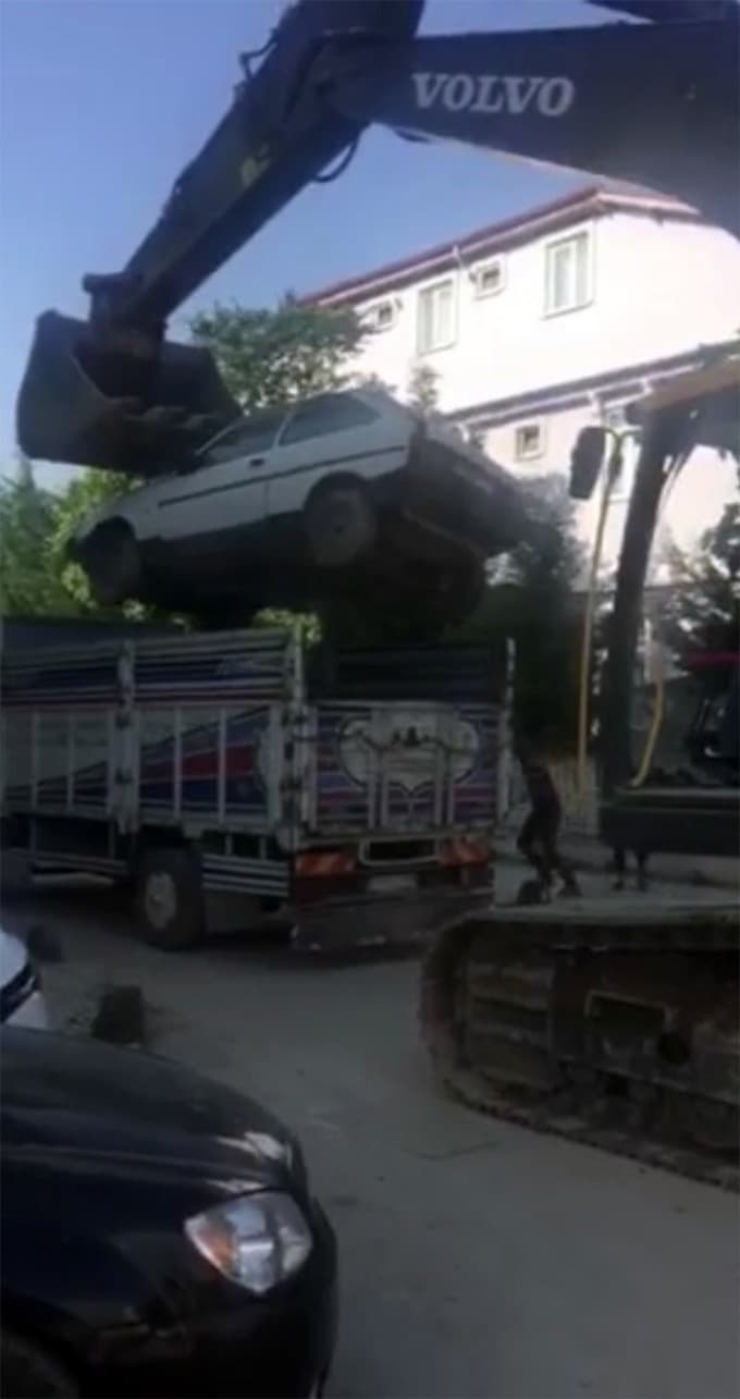 Otomobili kepçeyle kamyonetin kasasına yükledi