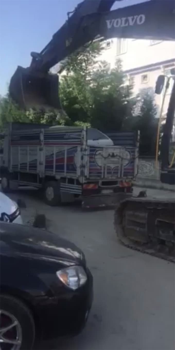 Otomobili kepçeyle kamyonetin kasasına yükledi