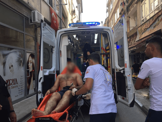 Iraklı adam, yakınını bıçakladı