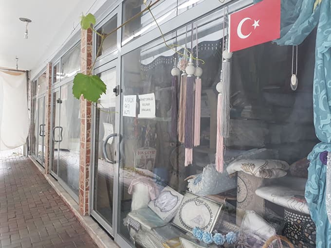 İş yerinin önündeki halıyı omuzlayarak kaçtı