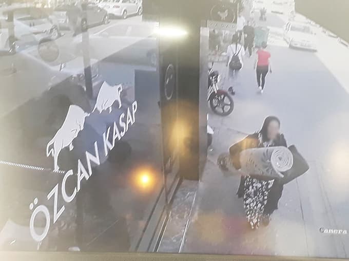 İş yerinin önündeki halıyı omuzlayarak kaçtı