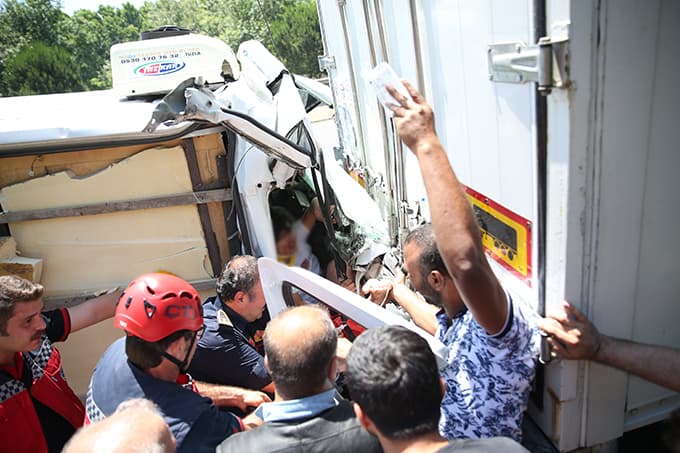 Panelvan, TIR'a ok gibi saplandı