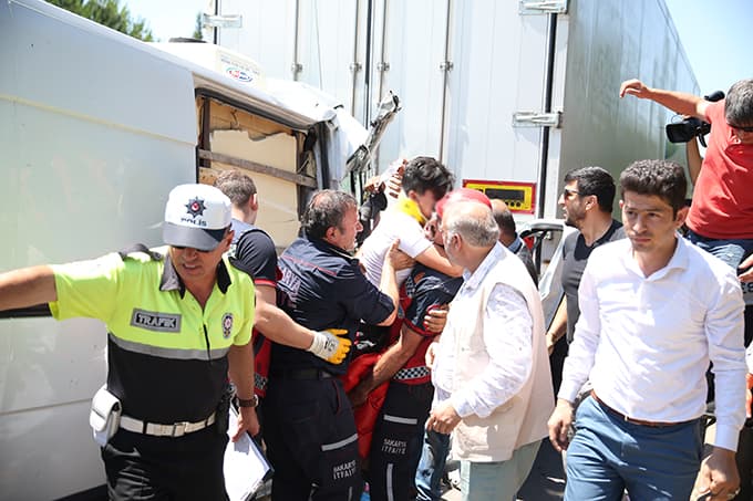 Panelvan, TIR'a ok gibi saplandı