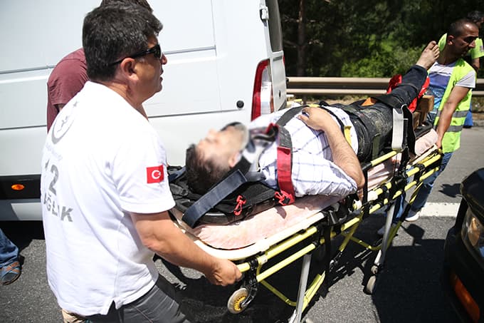 Panelvan, TIR'a ok gibi saplandı