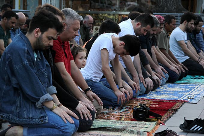 Camiler bayram namazı için doldu 