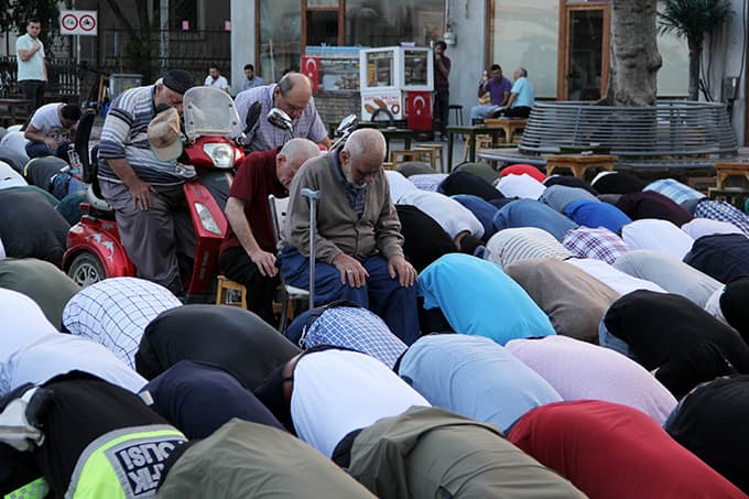 Camiler bayram namazı için doldu 