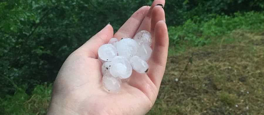 Geyve'de dolu yağdı