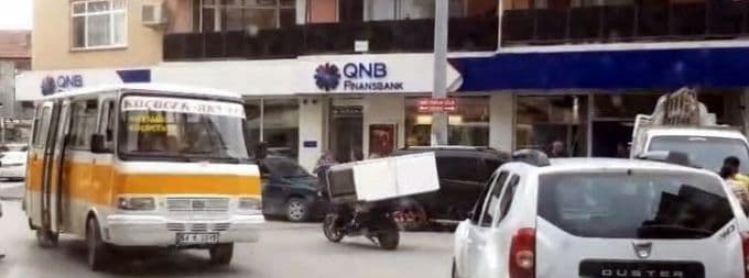 Motosikletle buzdolabı taşıdı