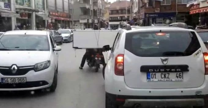Motosikletle buzdolabı taşıdı