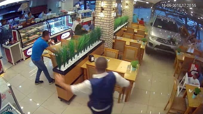 Kamyonet, restorana daldı: 8 yaralı!