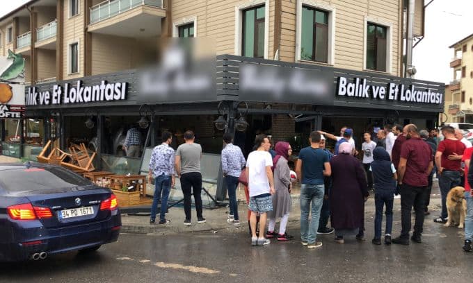 Kamyonet, restorana daldı: 8 yaralı!