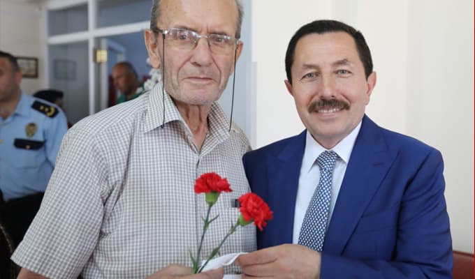 Vali Balkanlıoğlu'ndan huzurevi ziyareti 