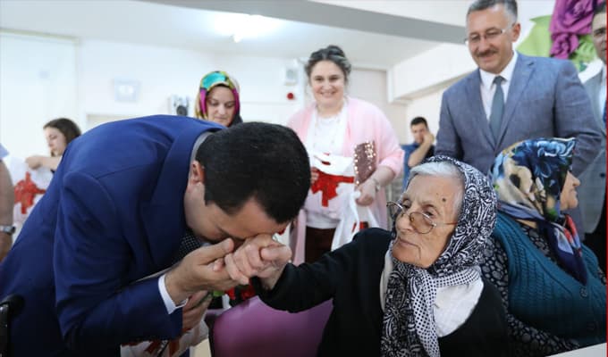 Vali Balkanlıoğlu'ndan huzurevi ziyareti 
