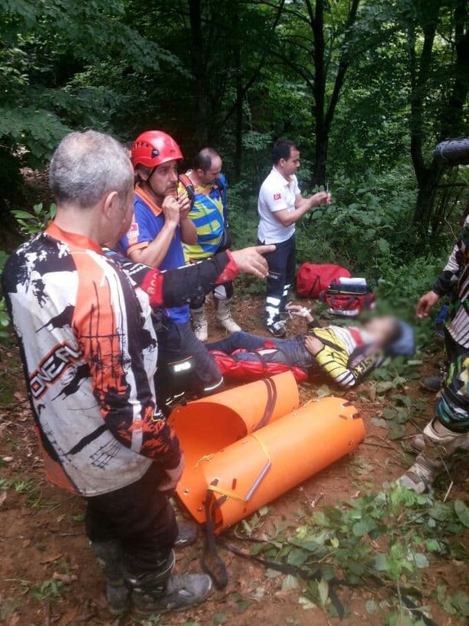 Uçuruma yuvarlanan motosikletli için seferber oldular