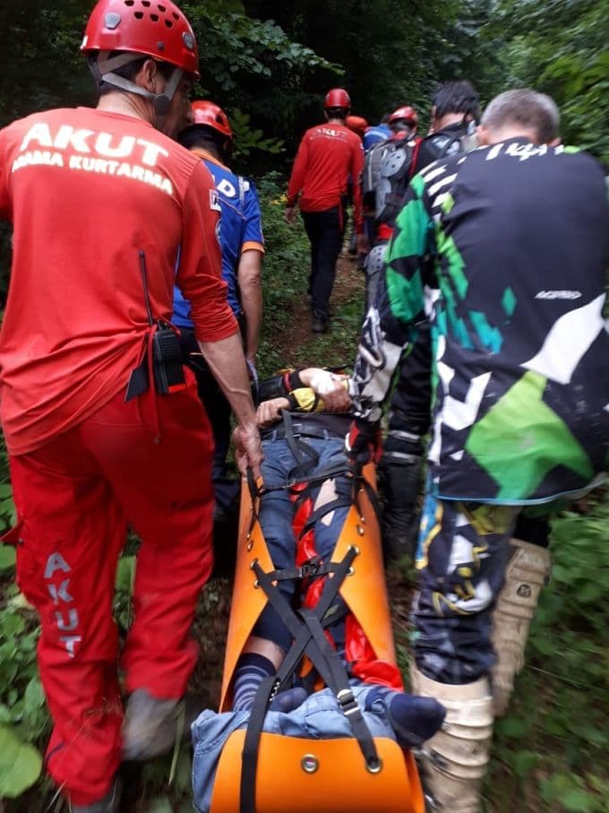 Uçuruma yuvarlanan motosikletli için seferber oldular