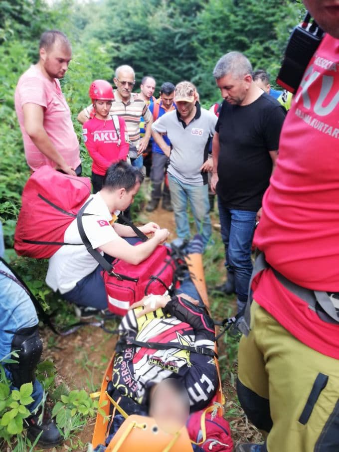 Uçuruma yuvarlanan motosikletli için seferber oldular
