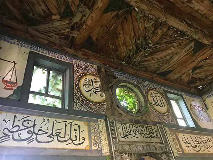 300 yıllık cami çürüyor 
