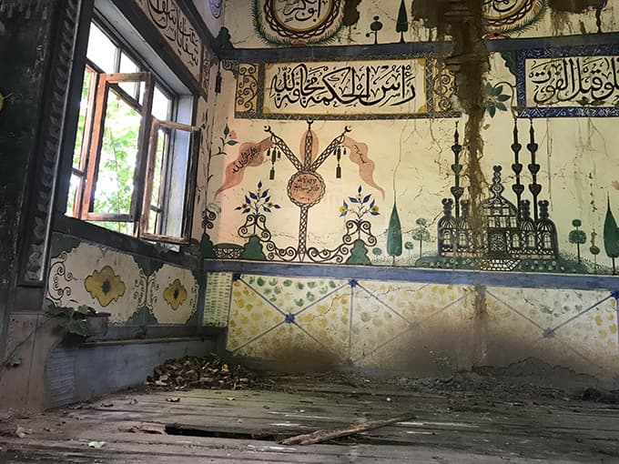 300 yıllık cami çürüyor 
