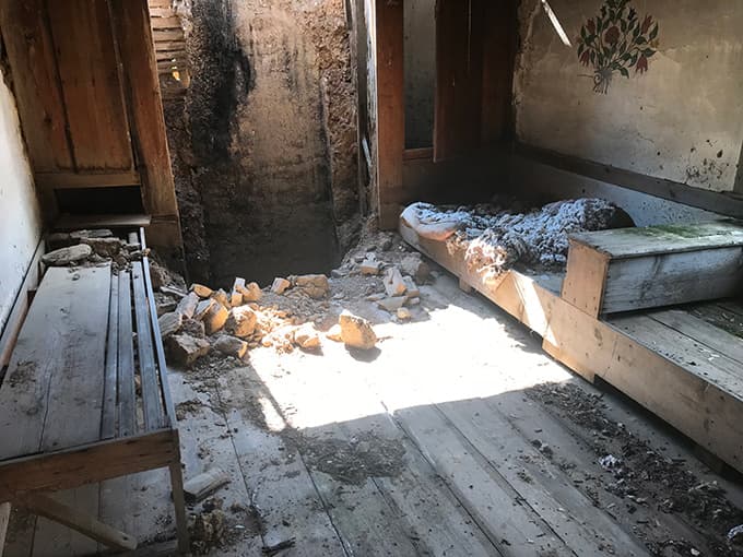 300 yıllık cami çürüyor 
