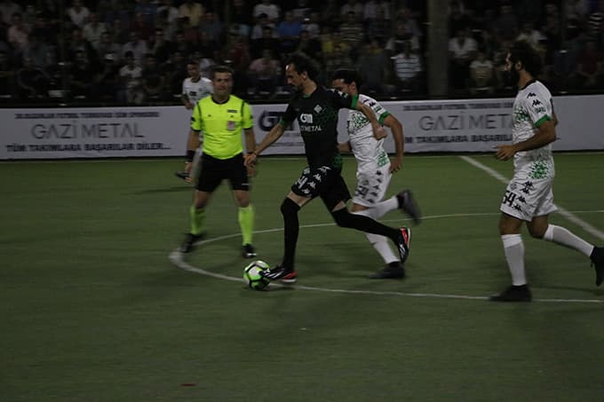 Eski futbolcular, Sakarya'da gösteri maçı yaptı