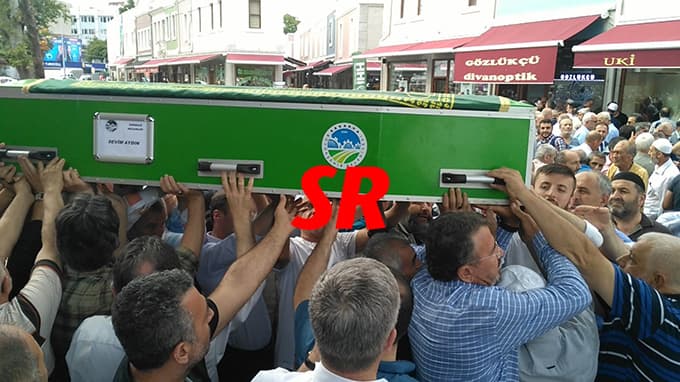 Annesinin cenaze namazını kıldırdı