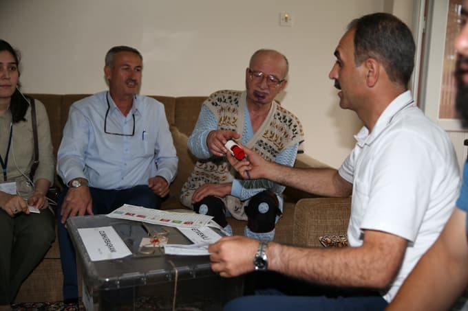 Sandık, oy kullanamayanların ayaklarına geldi