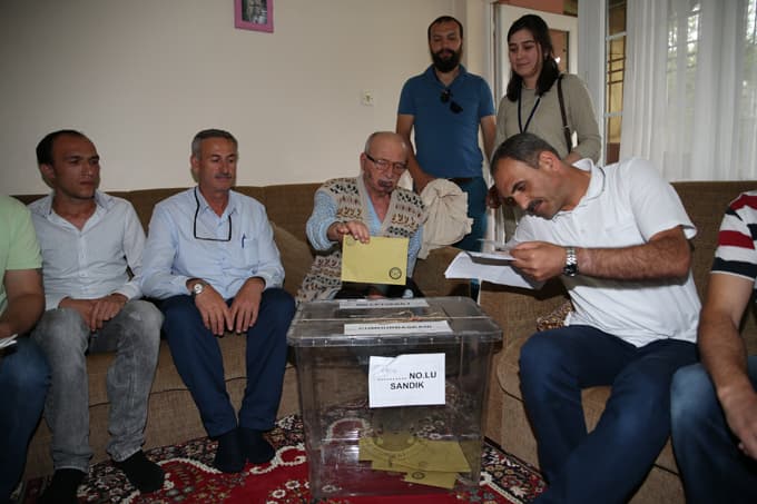 Sandık, oy kullanamayanların ayaklarına geldi