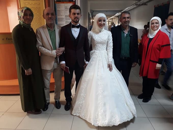 Gelinlik ve damatlıkla sandığa geldiler