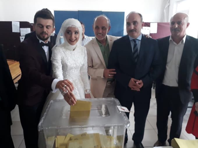 Gelinlik ve damatlıkla sandığa geldiler