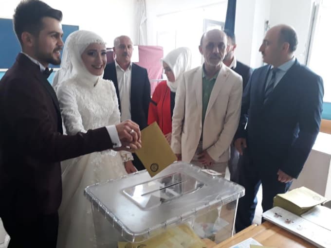 Gelinlik ve damatlıkla sandığa geldiler