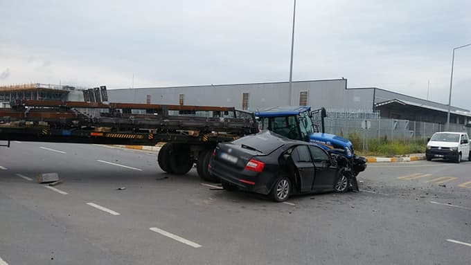 Traktör ve otomobil kafa kafaya çarpıştı