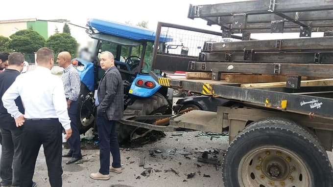 Traktör ve otomobil kafa kafaya çarpıştı