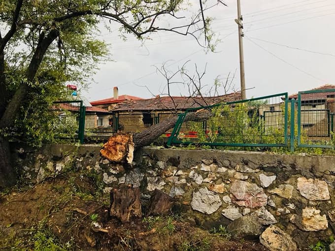 Sağanak yağış D-650 karayolunu ulaşıma kapattı
