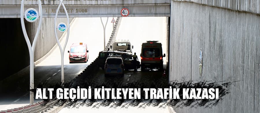 Alt geçidi kitleyen trafik kazası 