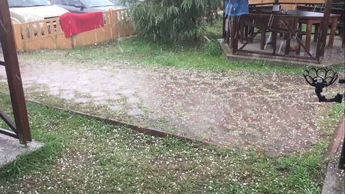 Karasu'da dolu yağdı