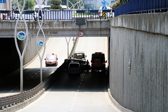 Alt geçidi kitleyen trafik kazası 