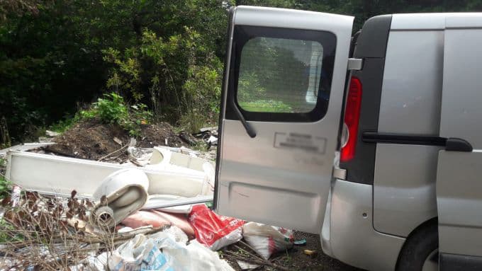 Çevreyi kirletirken, jandarmaya yakalandılar