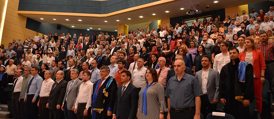 Tıp Fakültesi Mezunlarını Verdi
