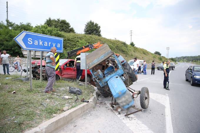 Adapazarı'nda traktörle otomobil çarpıştı