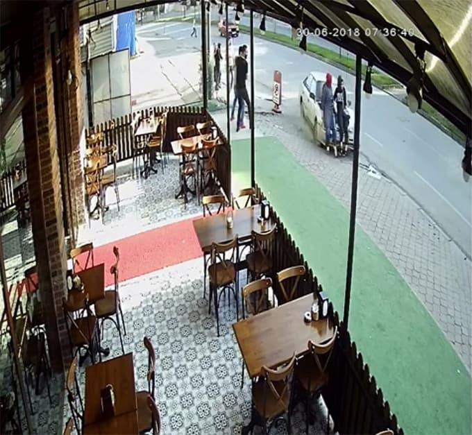 Korkunç kazada iki kadın havaya savrularak taklalar attı 
