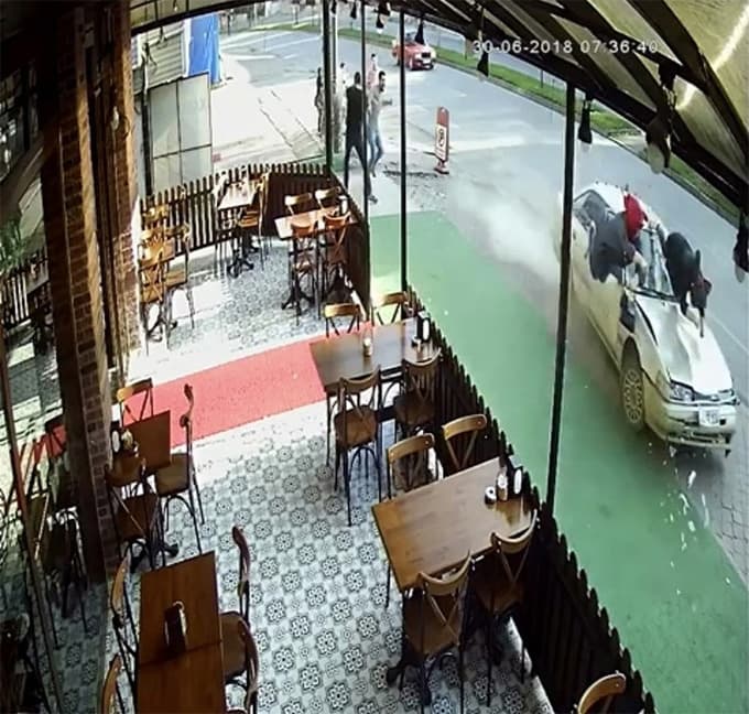 Korkunç kazada iki kadın havaya savrularak taklalar attı 
