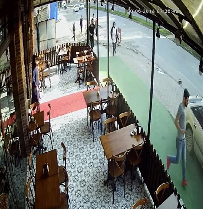 Korkunç kazada iki kadın havaya savrularak taklalar attı 