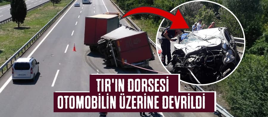 TIR'ın dorsesi otomobilin üzerine devrildi