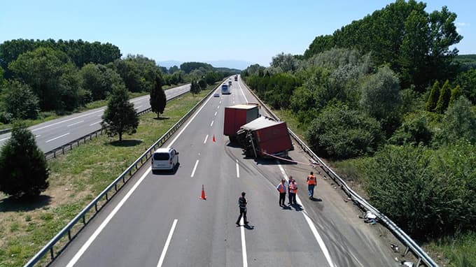 TIR'ın dorsesi otomobilin üzerine devrildi