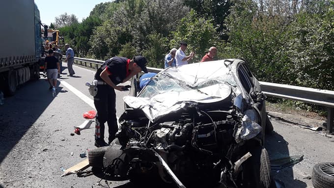 TIR'ın dorsesi otomobilin üzerine devrildi