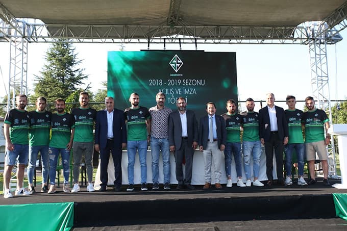 Sakaryaspor 9 futbolcuyu renklerine bağladı 
